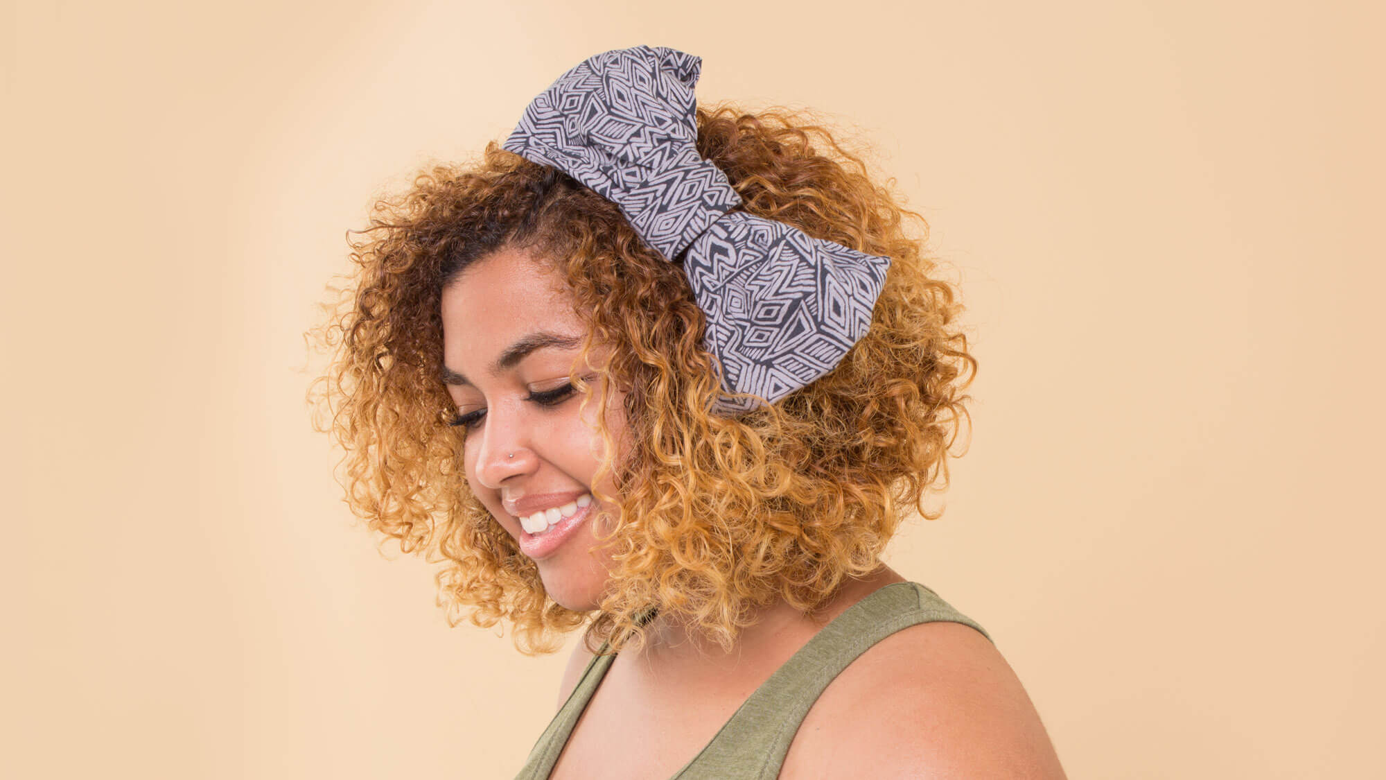 4 Ways to Style a Bandeau Headband!! These scrunch headbands are my fa